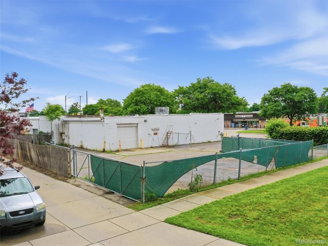 832 W 11 Mile Road, Madison Heights, MI 48071