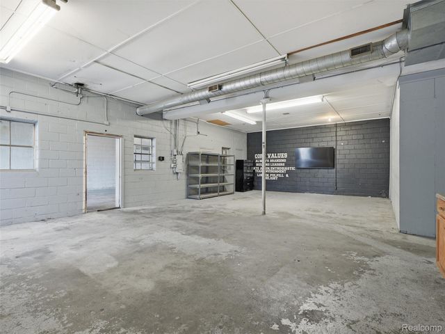 832 W 11 Mile Road, Madison Heights, MI 48071