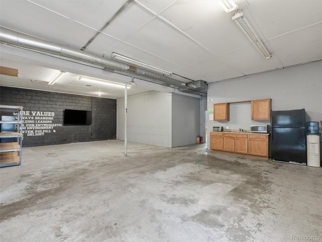 832 W 11 Mile Road, Madison Heights, MI 48071