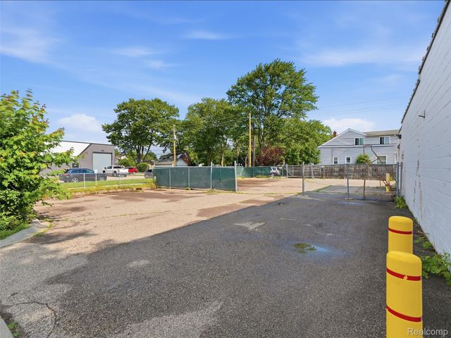 832 W 11 Mile Road, Madison Heights, MI 48071