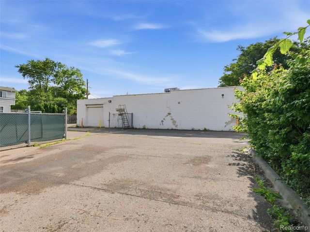 832 W 11 Mile Road, Madison Heights, MI 48071