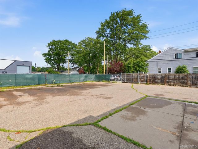 832 W 11 Mile Road, Madison Heights, MI 48071