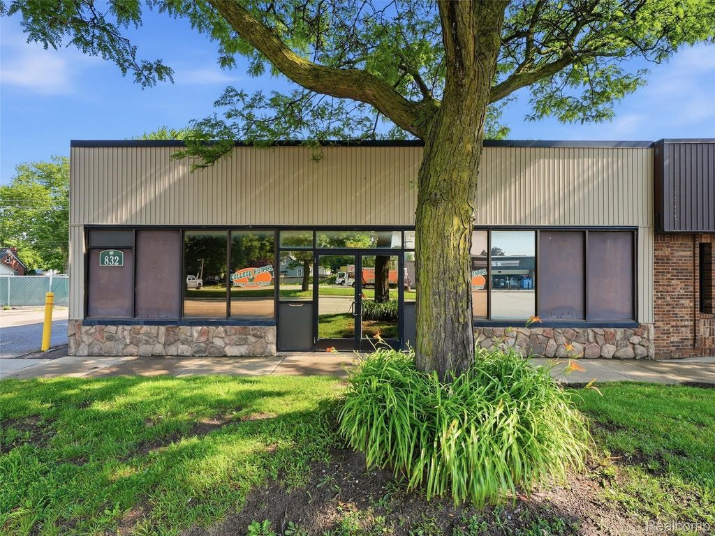 832 W 11 Mile Road, Madison Heights, MI 48071