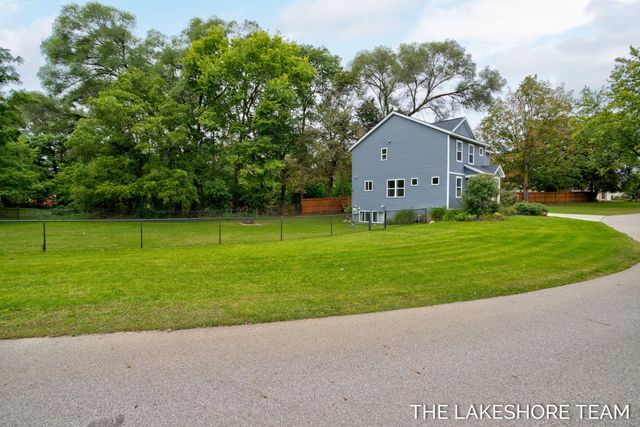 734 E 8th Street, Holland, MI 49423