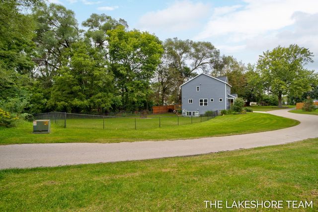 734 E 8th Street, Holland, MI 49423