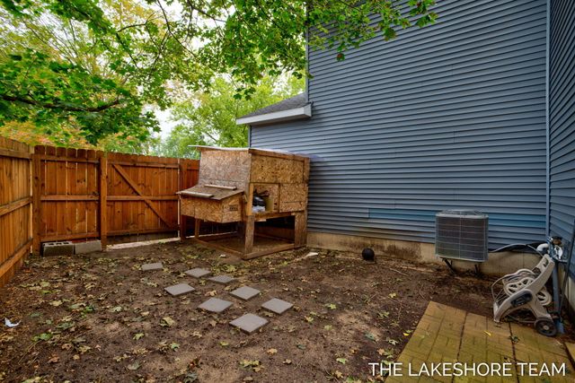 734 E 8th Street, Holland, MI 49423