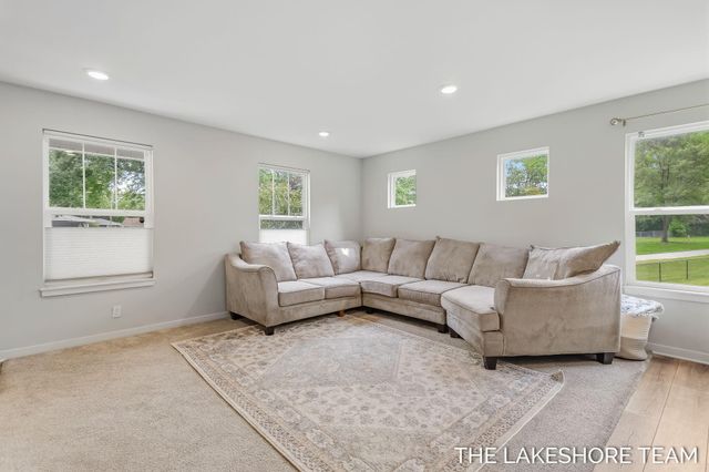 734 E 8th Street, Holland, MI 49423