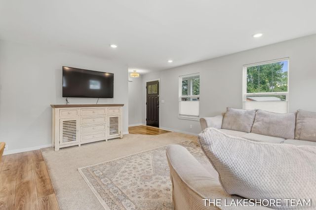 734 E 8th Street, Holland, MI 49423