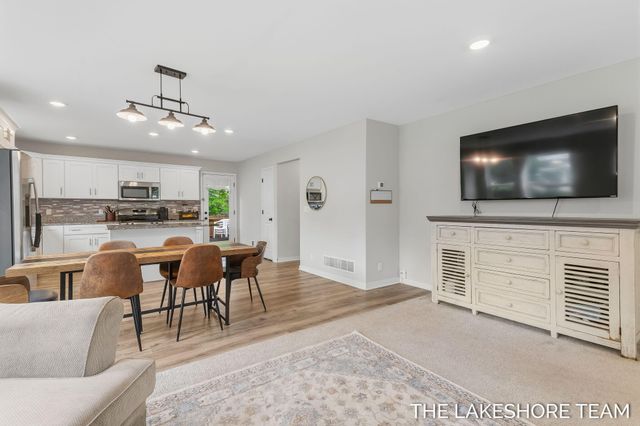 734 E 8th Street, Holland, MI 49423