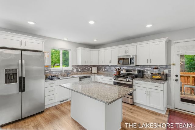 734 E 8th Street, Holland, MI 49423