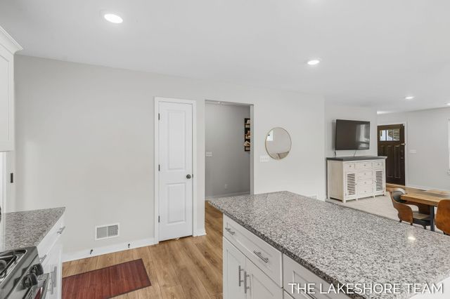 734 E 8th Street, Holland, MI 49423