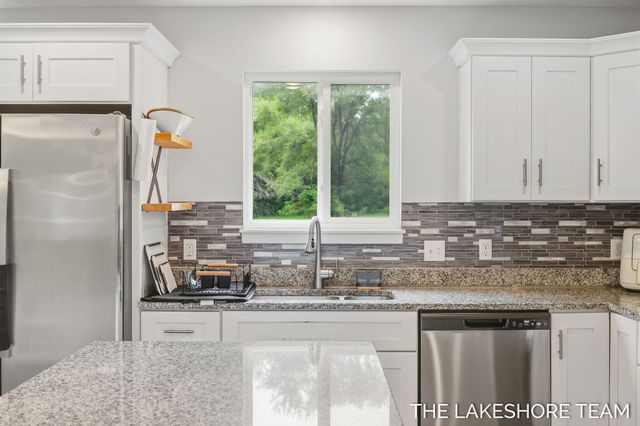 734 E 8th Street, Holland, MI 49423