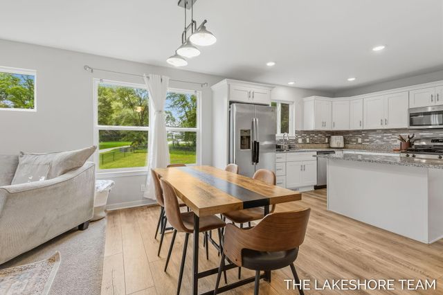 734 E 8th Street, Holland, MI 49423