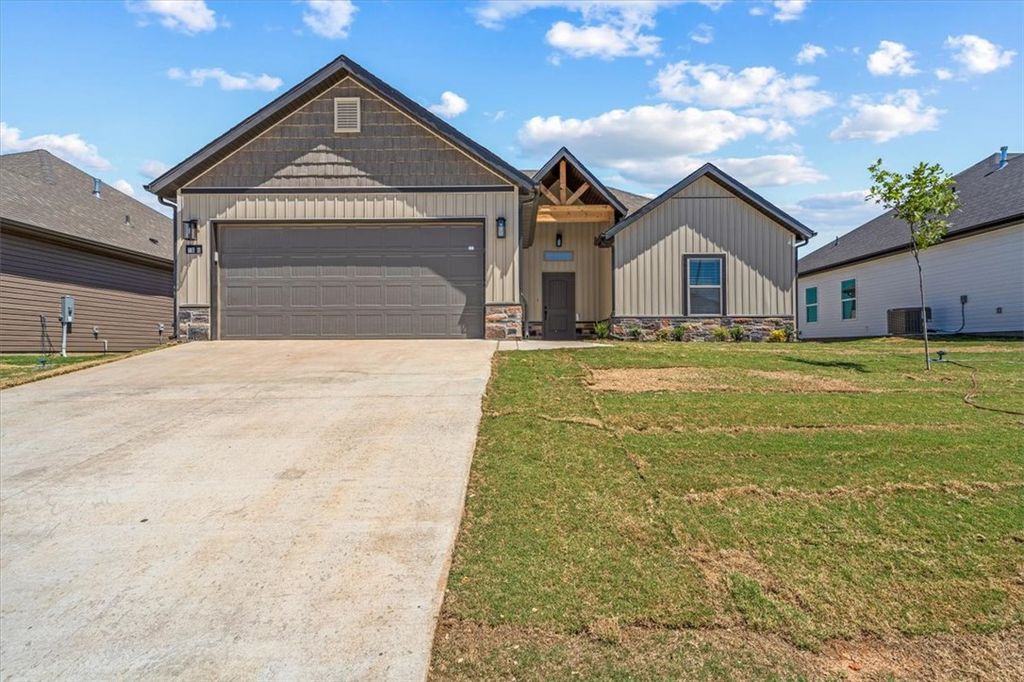 1050 Sunshine Court, Centerton, AR 72719