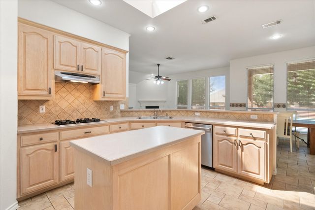 8 Losana Court, Mansfield, TX 76063