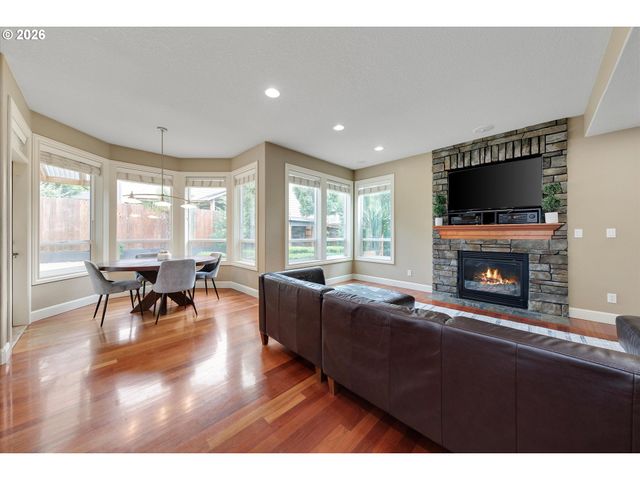 13048 Se ALMOND Ln, Clackamas, OR 97015