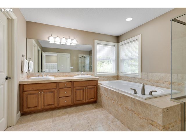 13048 Se ALMOND Ln, Clackamas, OR 97015