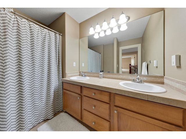 13048 Se ALMOND Ln, Clackamas, OR 97015