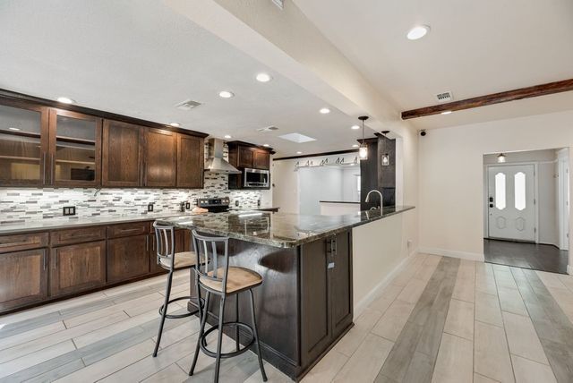 1019 Loch Lomond Drive, Arlington, TX 76012