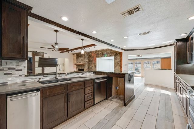 1019 Loch Lomond Drive, Arlington, TX 76012
