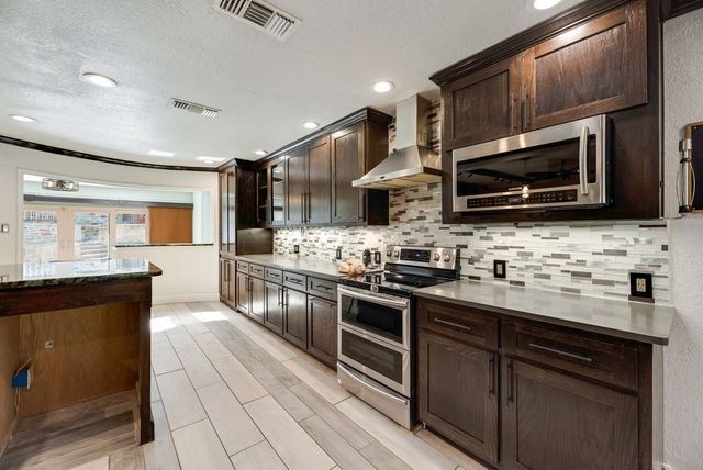 1019 Loch Lomond Drive, Arlington, TX 76012
