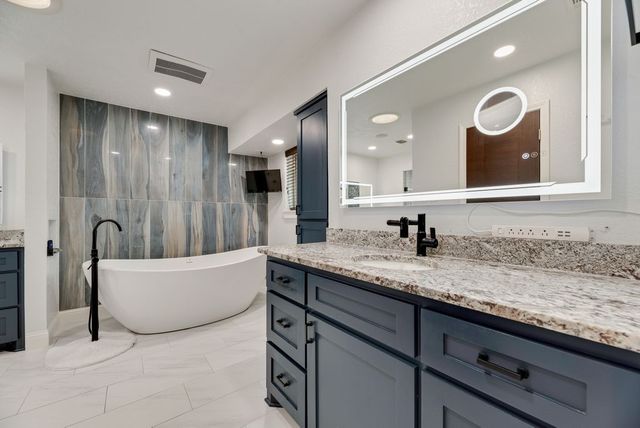 1019 Loch Lomond Drive, Arlington, TX 76012