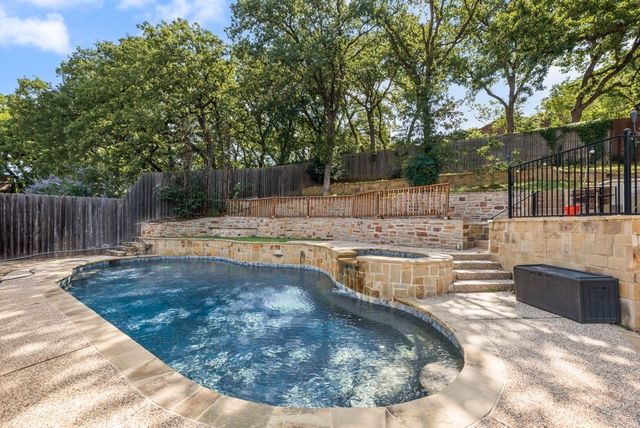 1019 Loch Lomond Drive, Arlington, TX 76012