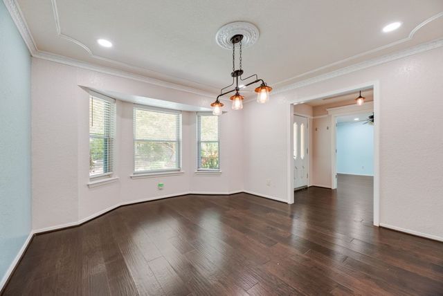 1019 Loch Lomond Drive, Arlington, TX 76012