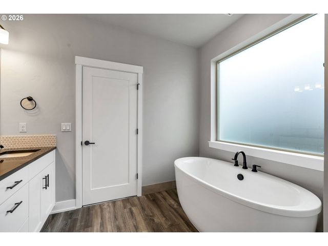 8011 Se REDDINGTON St, Hillsboro, OR 97123