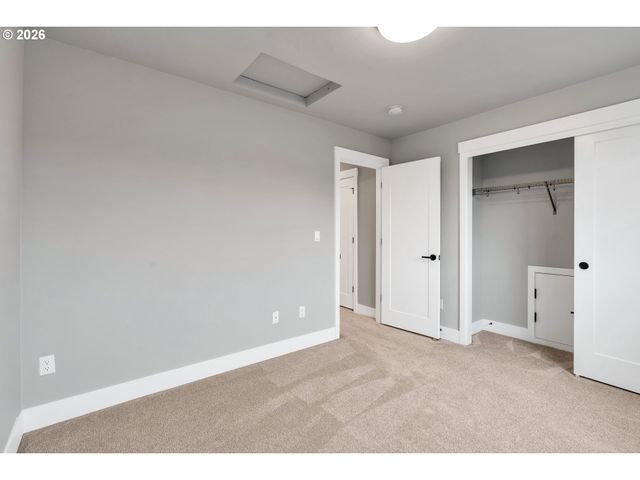 8011 Se REDDINGTON St, Hillsboro, OR 97123