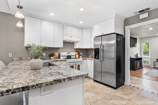 6935 Woodside Dr, Sacramento, CA 95842