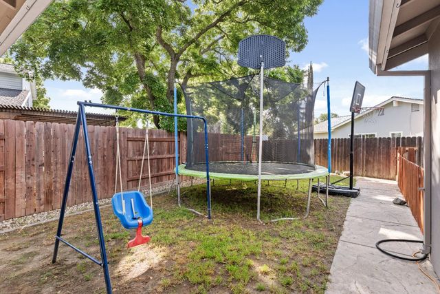 6935 Woodside Dr, Sacramento, CA 95842