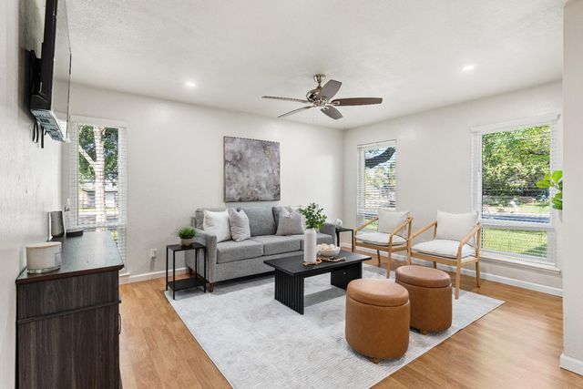 6935 Woodside Dr, Sacramento, CA 95842