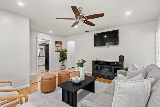 6935 Woodside Dr, Sacramento, CA 95842