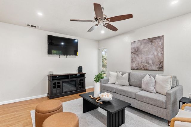 6935 Woodside Dr, Sacramento, CA 95842