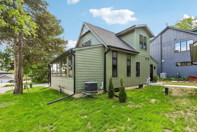 637 1st STREET, Delafield, WI 53018