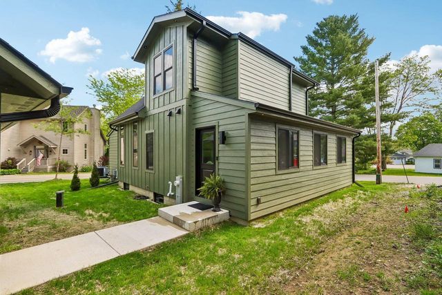 637 1st STREET, Delafield, WI 53018