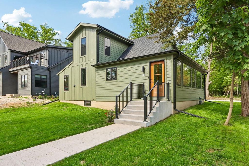 637 1st STREET, Delafield, WI 53018