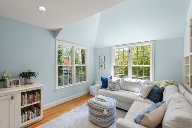 14 Standish Rd, Wellesley, MA 02481