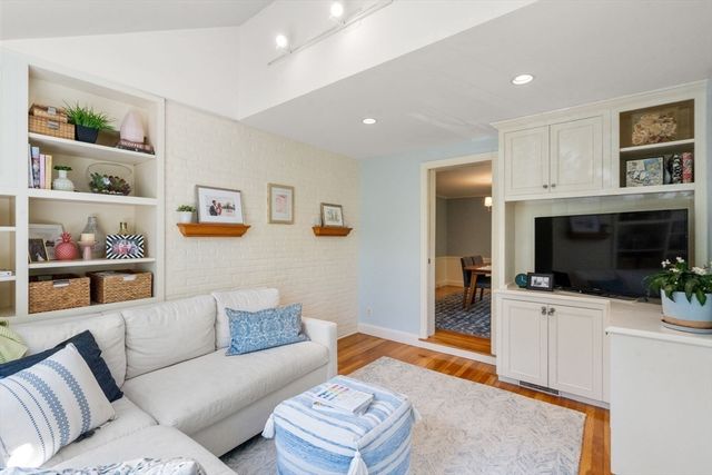14 Standish Rd, Wellesley, MA 02481