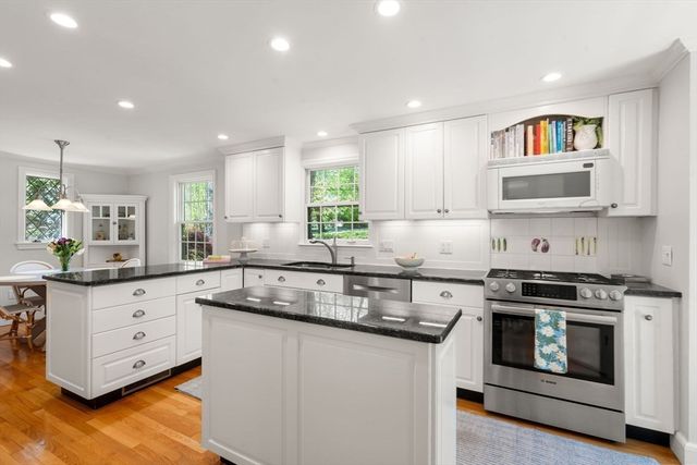 14 Standish Rd, Wellesley, MA 02481