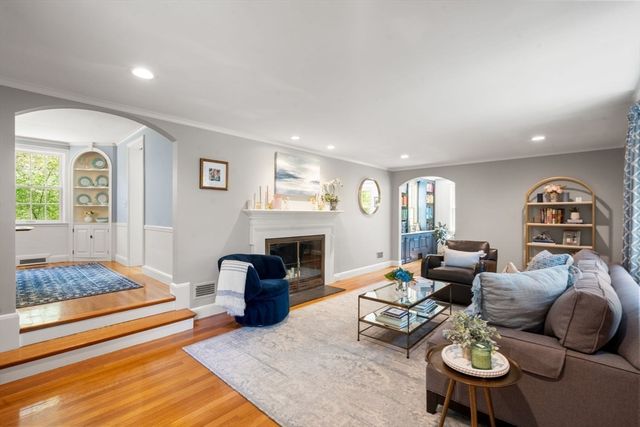 14 Standish Rd, Wellesley, MA 02481