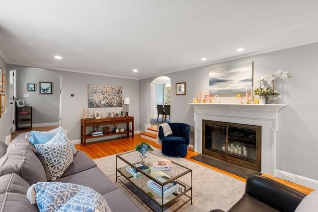 14 Standish Rd, Wellesley, MA 02481