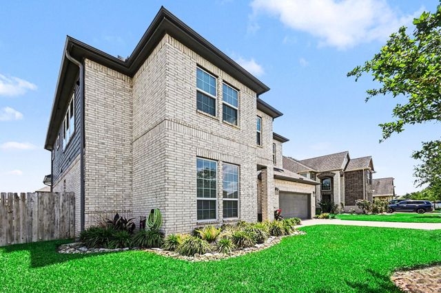 9214 Secretariat Lane, Mont Belvieu, TX 77523