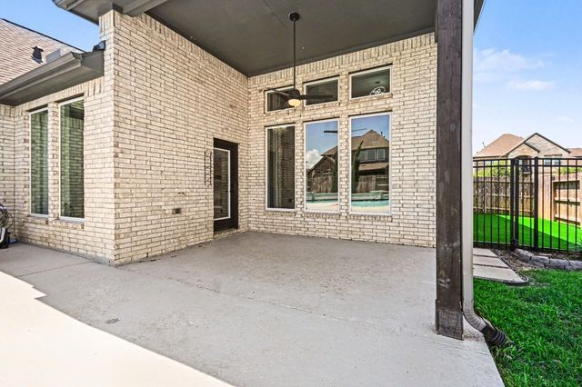 9214 Secretariat Lane, Mont Belvieu, TX 77523