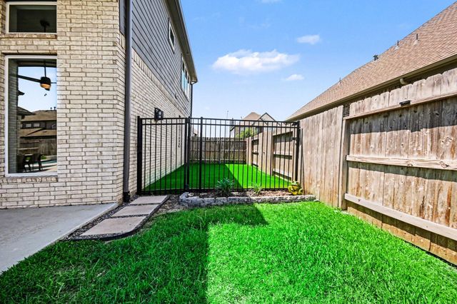 9214 Secretariat Lane, Mont Belvieu, TX 77523