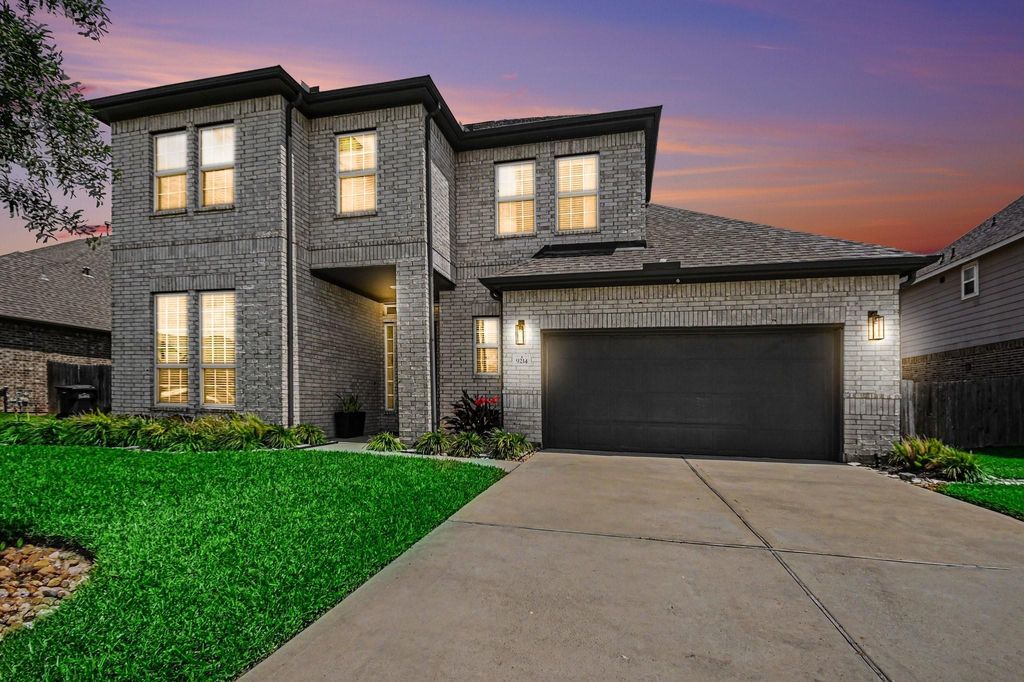 9214 Secretariat Lane, Mont Belvieu, TX 77523