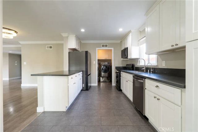 17200 Willard, Lake Balboa, CA 91406