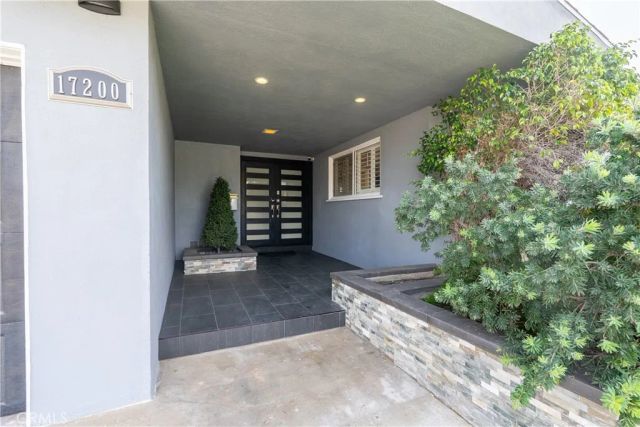 17200 Willard, Lake Balboa, CA 91406