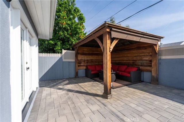 17200 Willard, Lake Balboa, CA 91406